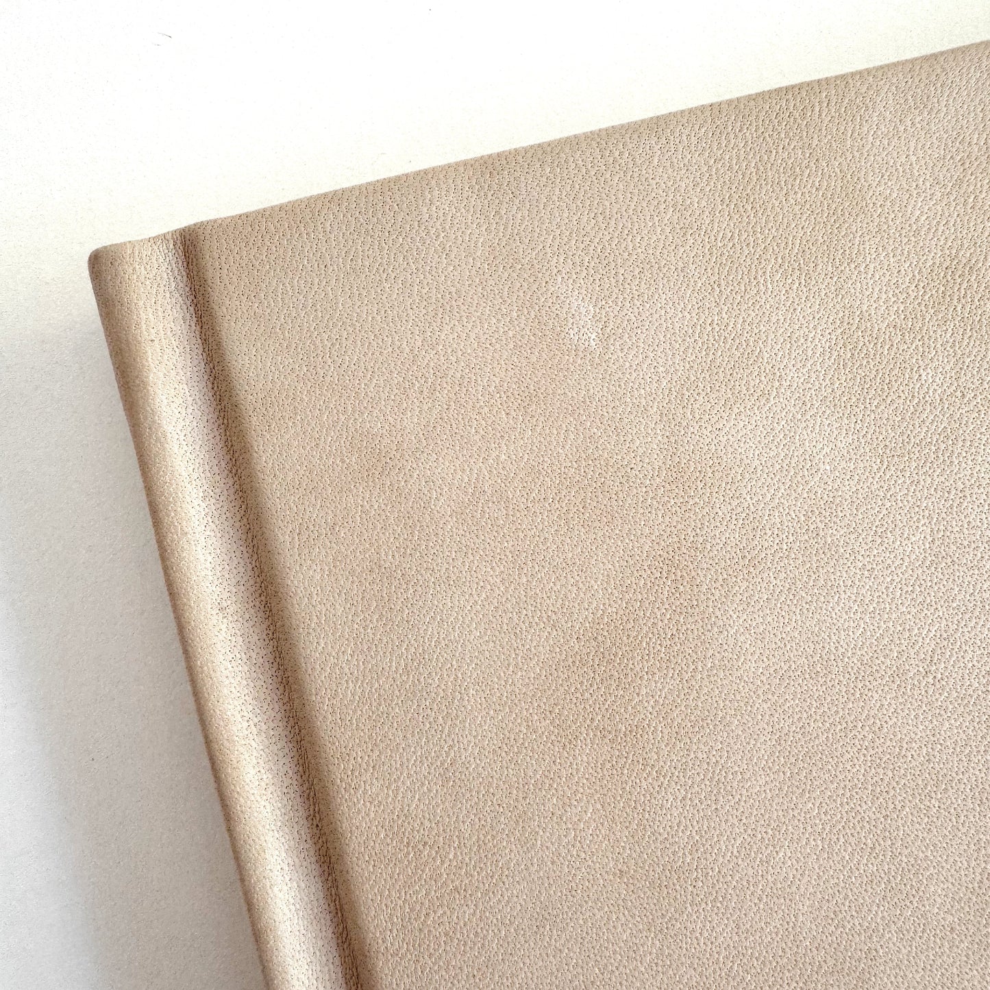 Handmade Leather Notebook No. 4 | 16,5 x 24 cm